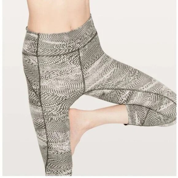 Lululemon Womens In Movement Crop Everlux 19 Swerve Vapor Metal Grey size 4 - Picture 3 of 13